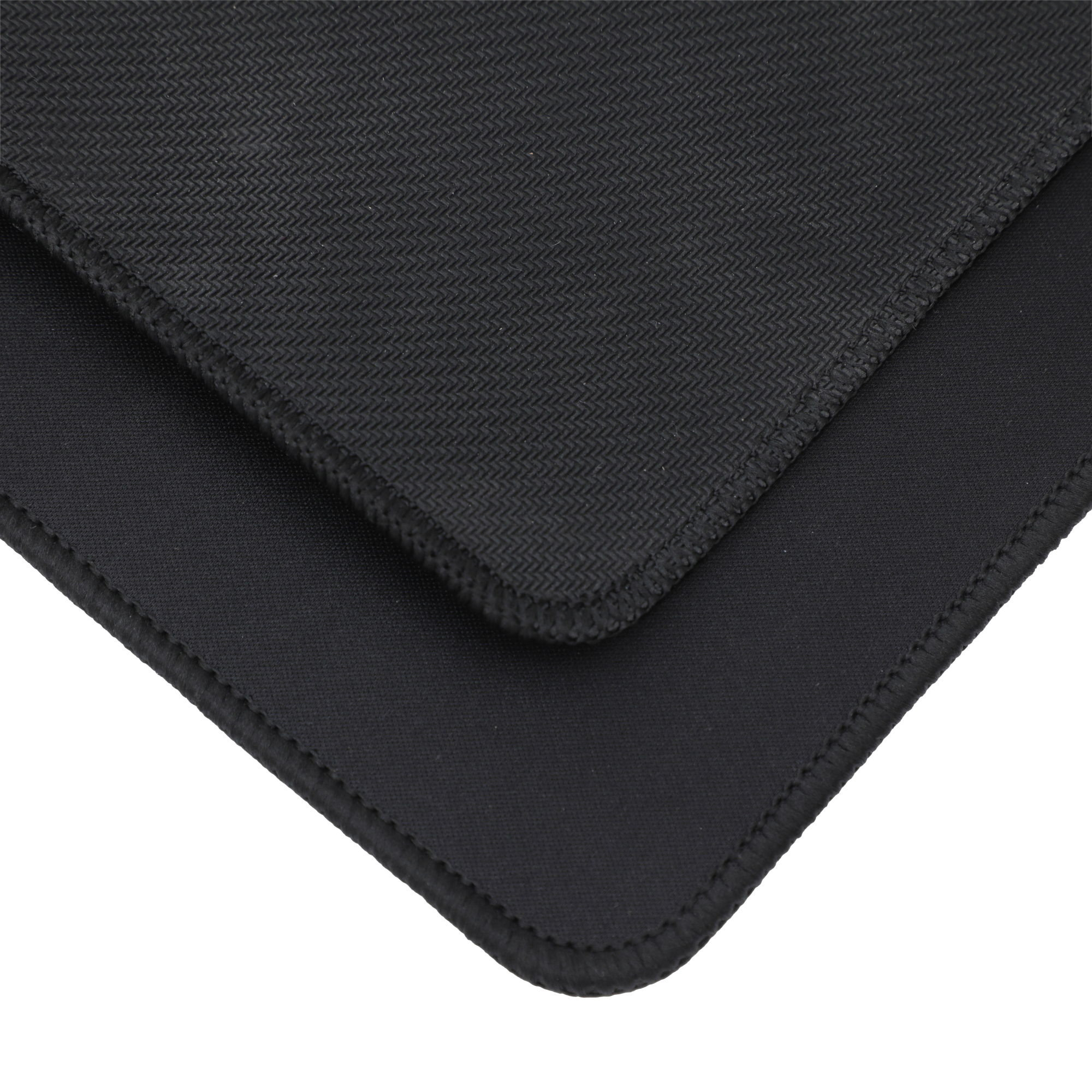 Zbliżenie czarnej podkładki pod mysz z teksturowaną powierzchnią wierzchnią i szytymi krawędziami.