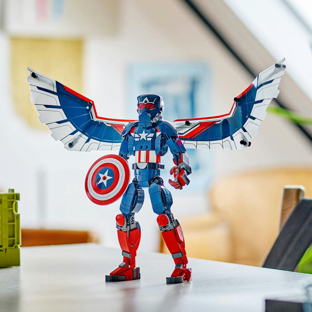 Lego Captain America Actionfigur mit Flügeln, Schild und Helm, die auf einem Tisch steht.