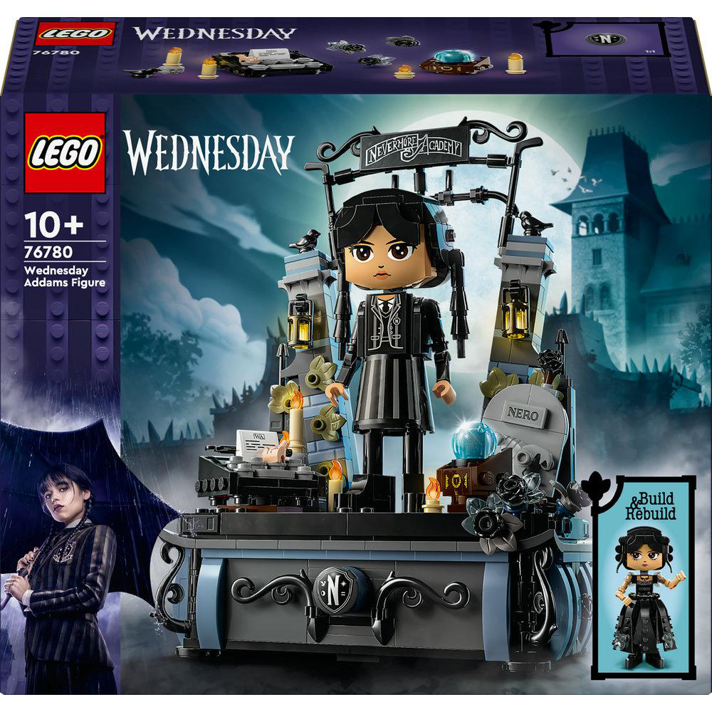 Lego-Box-Set. Wednesday Addams steht vor der Nevermore Academy in einer dunklen, mondbeschienenen Nacht.