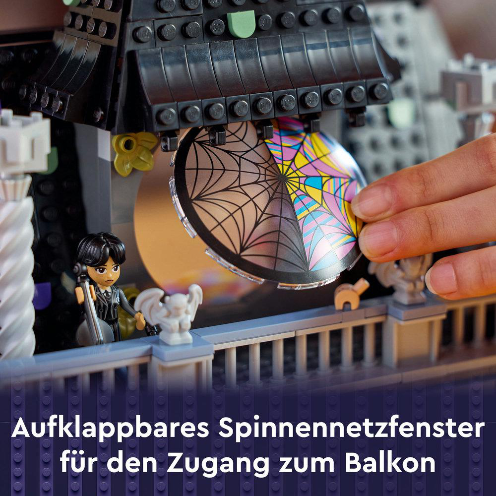 Ein Lego-Set mit einer Figur, die ein Fenster mit Spinnennetz-Motiv hält.