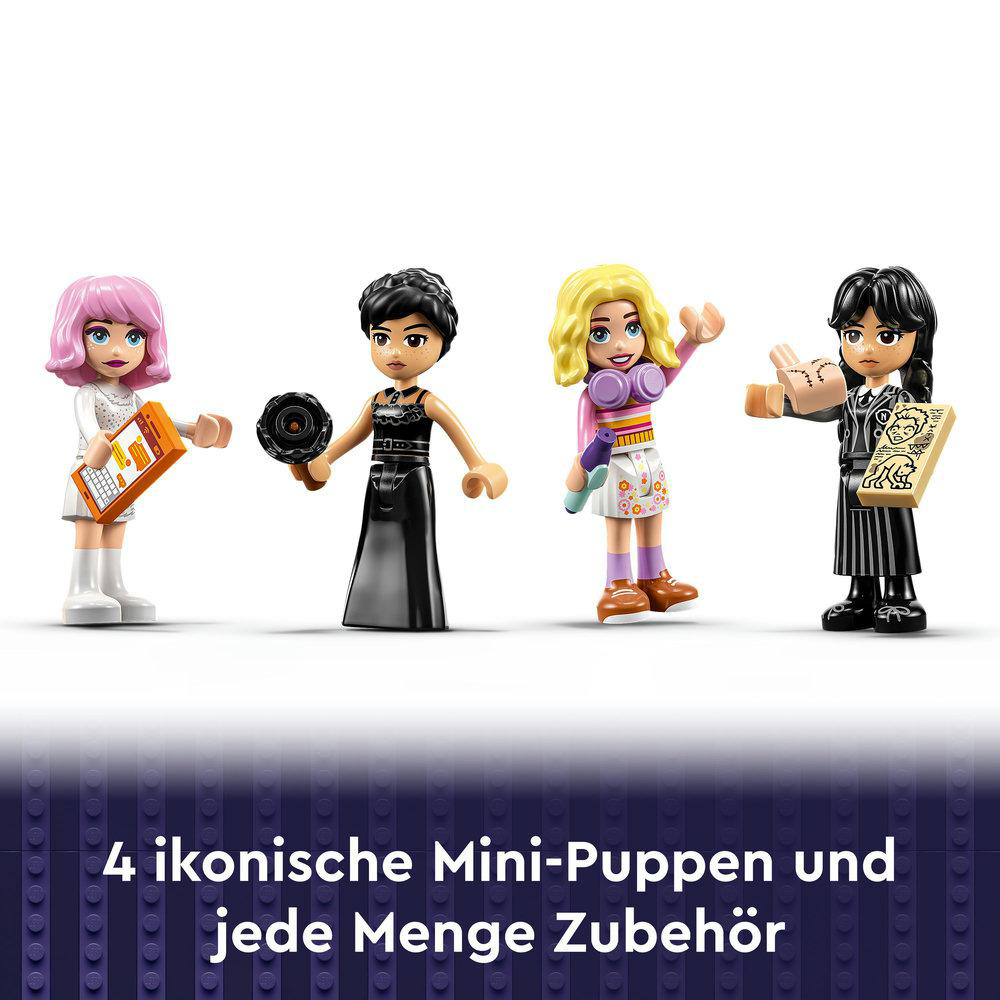 Vier Lego-Figuren von Mädchen, jede hält einen Gegenstand. Lila, schwarz, gelb und weiße Outfits.