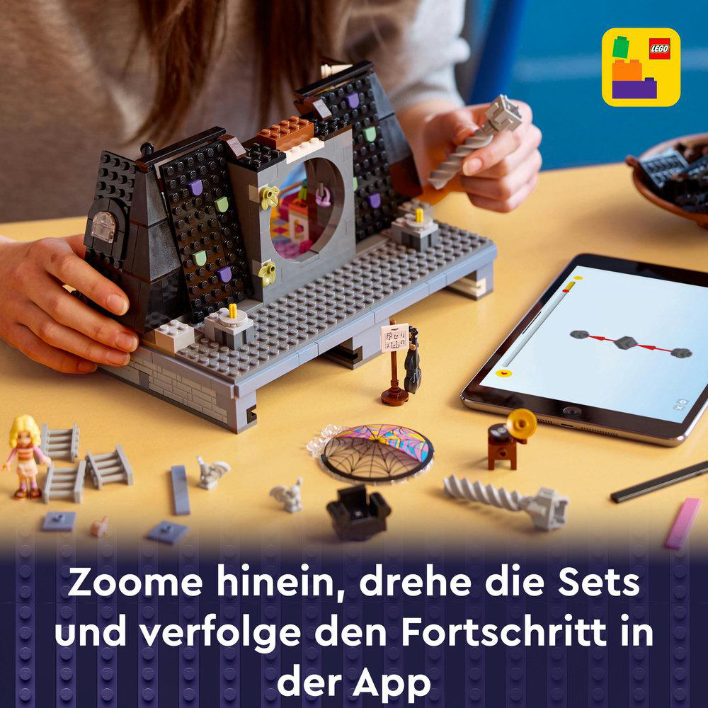 Lego-Set mit einem Gebäude im Bau und einem Tablet mit Anweisungen. Ein Lego-Logo ist sichtbar.