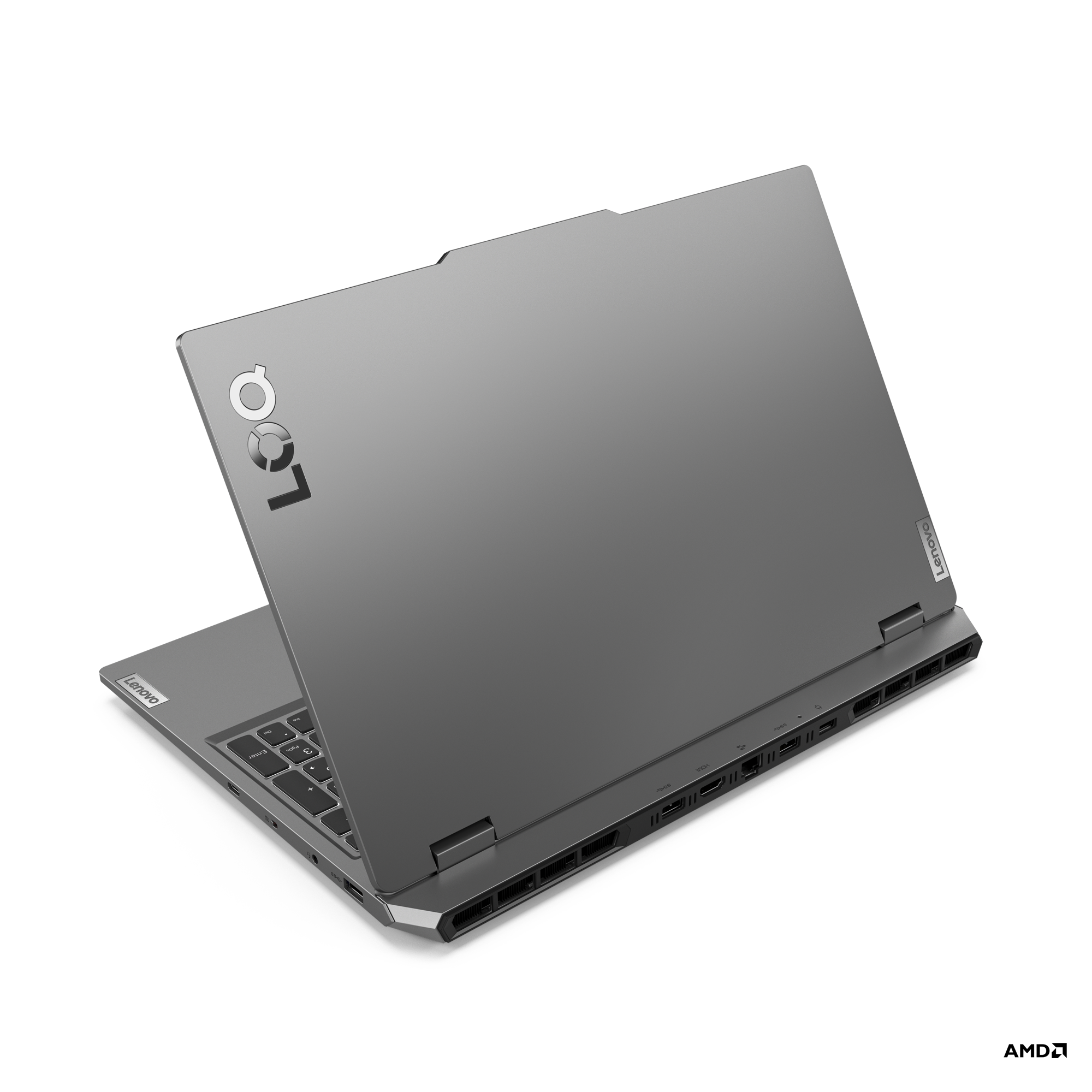 Siyah bir yüzey üzerinde açılı gri dizüstü bilgisayar. Lenovo logosu kapakta görülebilir.