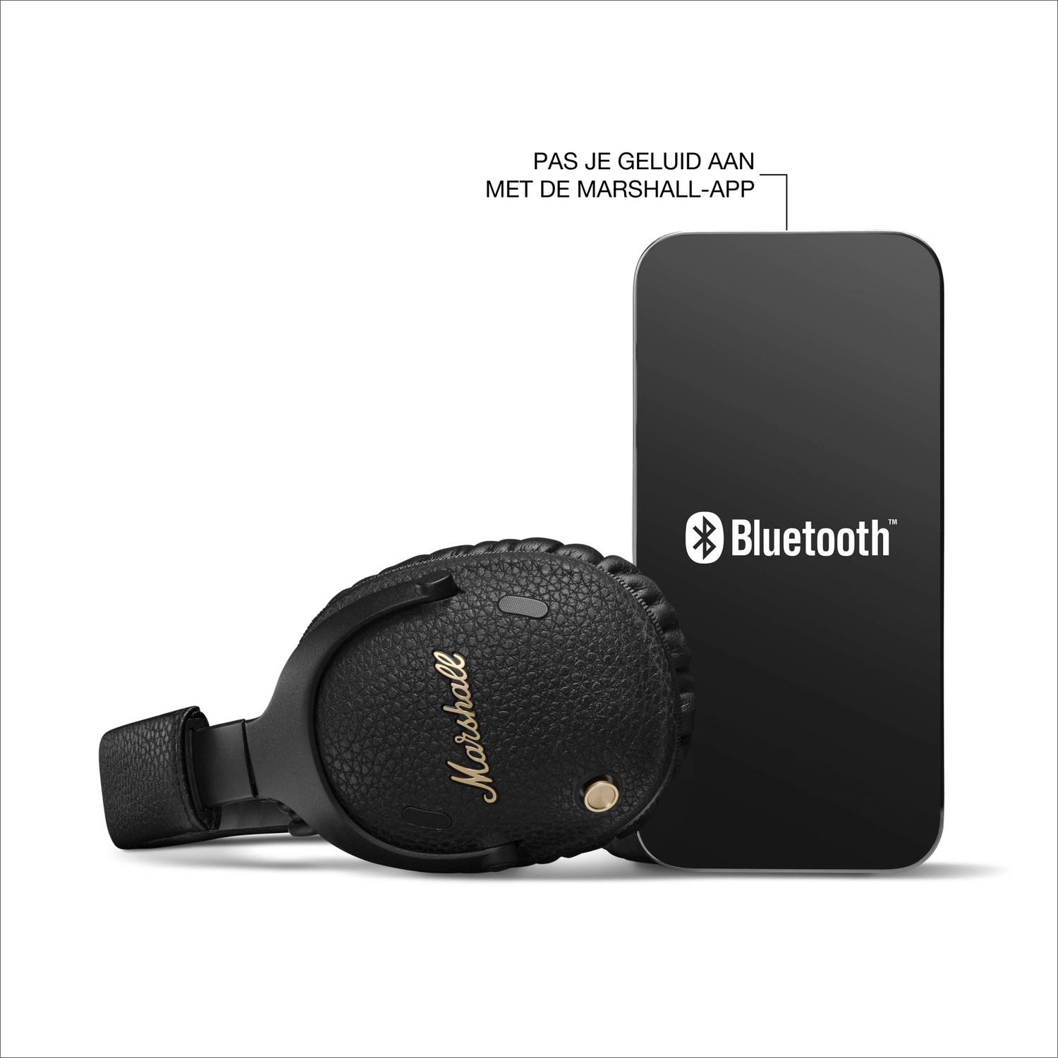 Zwarte Marshall-hoofdtelefoon op een wit oppervlak naast een zwarte telefoon met het Bluetooth-logo.