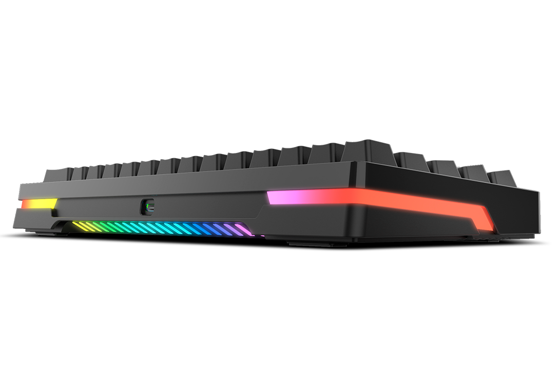 Vista lateral de teclado negro con luz arcoíris.