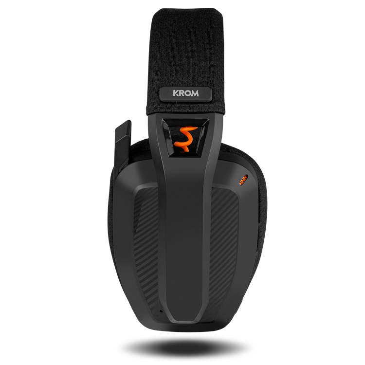 Auriculares para juegos negros y naranjas sobre un fondo blanco.