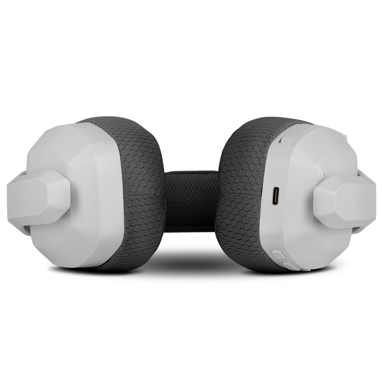 Auriculares blancos con malla gris en los auriculares. La diadema es negra. El micrófono está encendido.