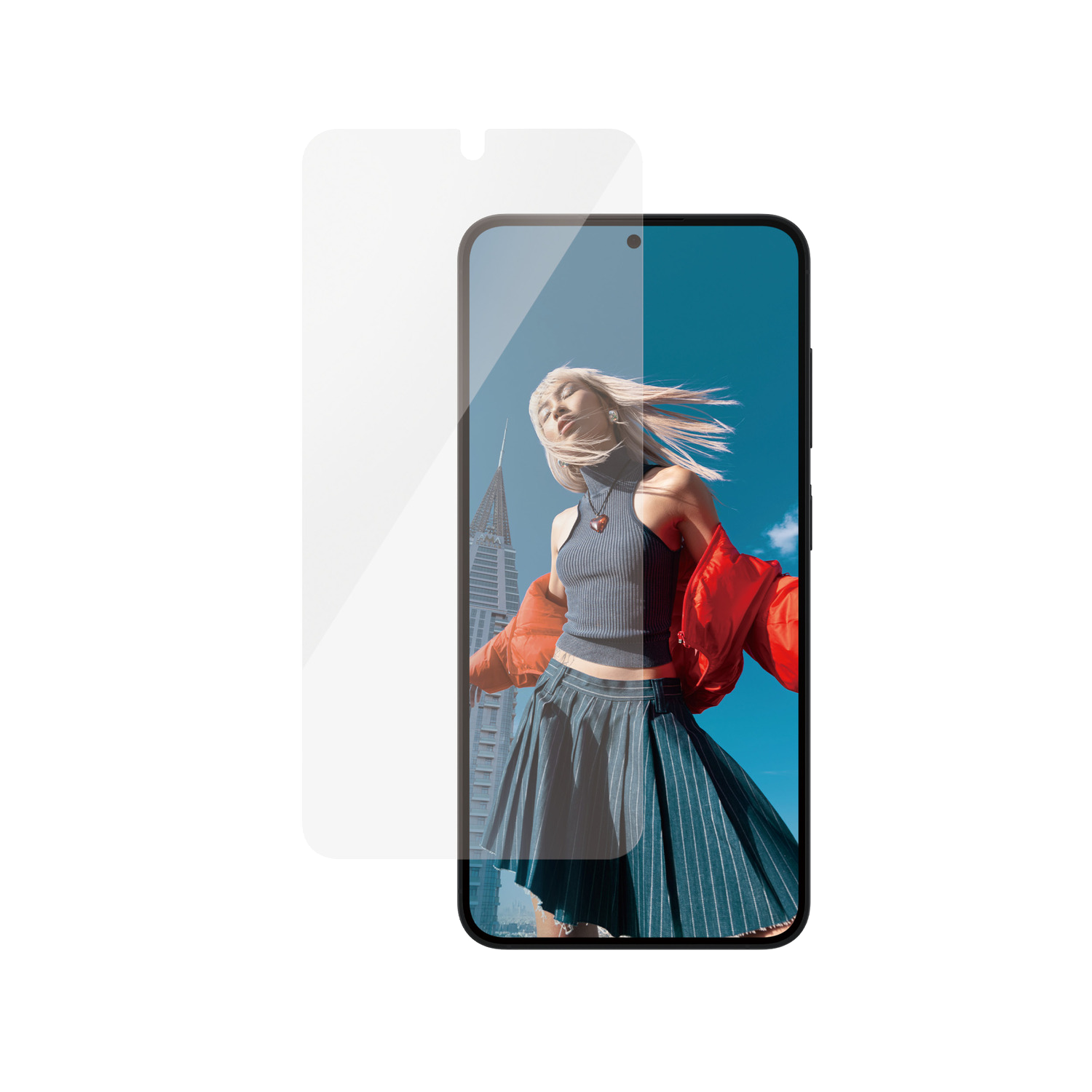 Smartphone avec protecteur d'écran. Une femme en veste rouge et jupe en arrière-plan.