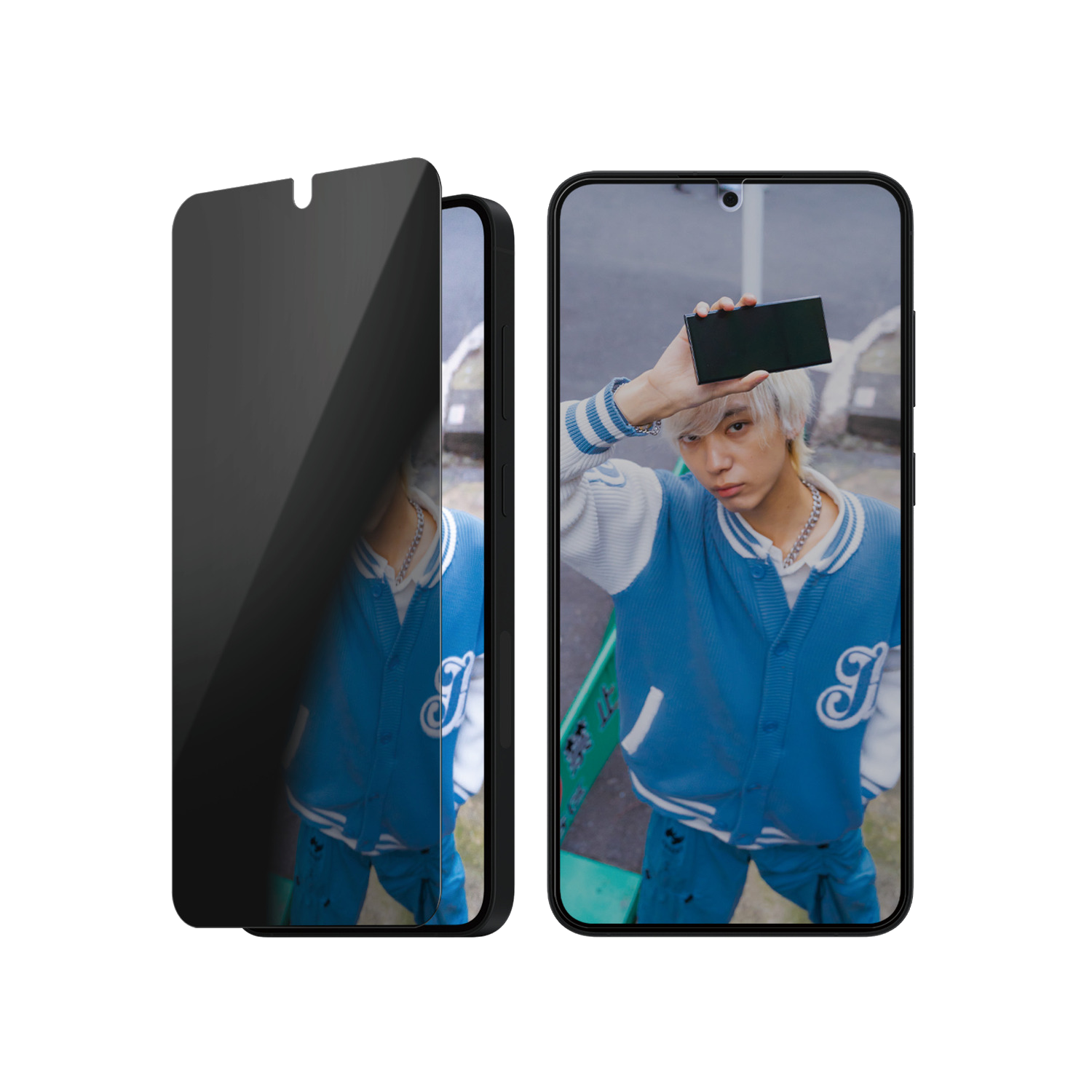 Téléphone avec protecteur d'écran. Un homme tient un téléphone, un reflet est vu sur le protecteur.