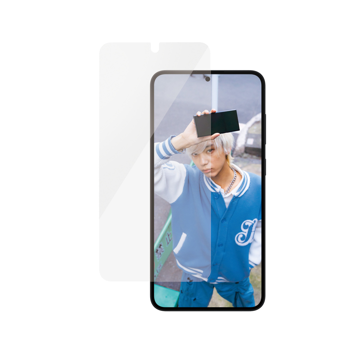 Een persoon die een zwarte telefoon vasthoudt. Een schermbeschermer wordt naast de telefoon geplaatst. De persoon draagt een blauw jack.