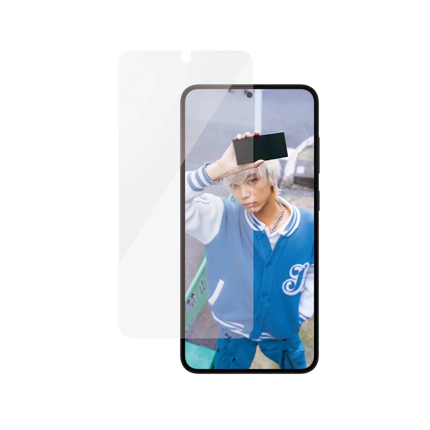 Téléphone et protecteur d'écran, jeune homme en veste bleue tenant un téléphone.