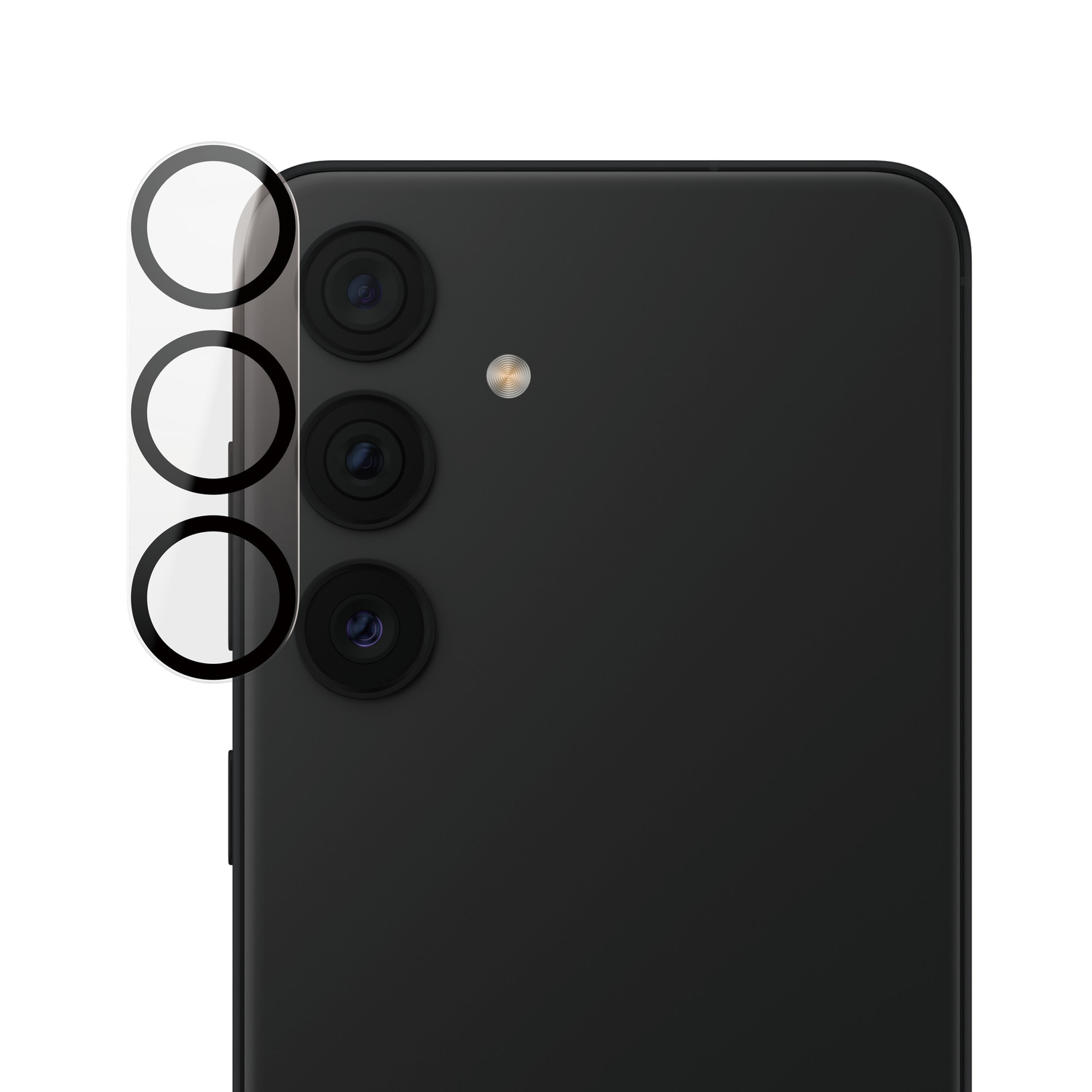 Close-up van een zwarte telefoon met drievoudige camera en cameralensbeschermers.