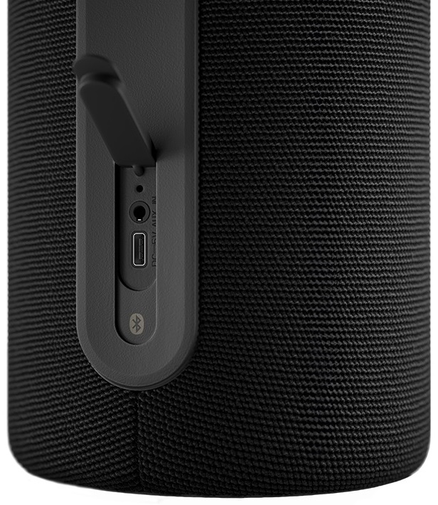 Zbliżenie czarnego głośnika z portami. Otwarta osłona portu.