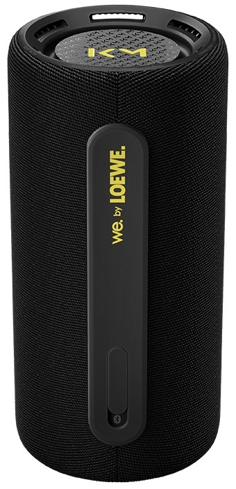 Czarny głośnik cylindryczny z żółtym logo "we. by LOEWE." i uchwytem, na czarnym tle.