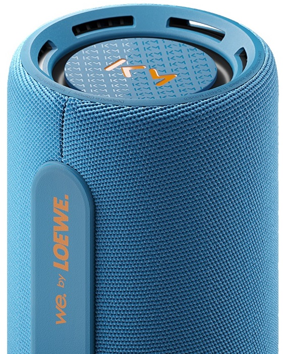 Blauer zylindrischer Lautsprecher mit LOEWE-Logo an der Seite.