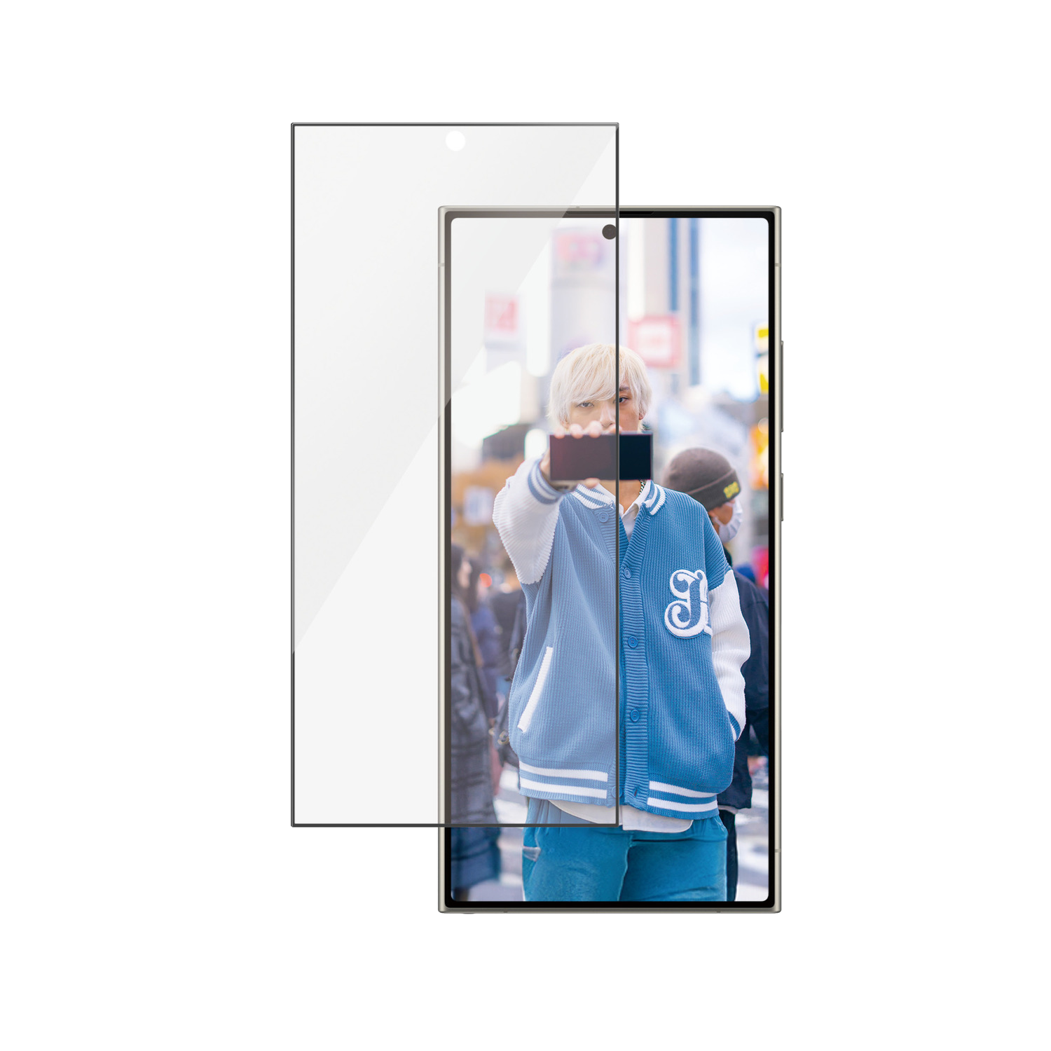 Schermbeschermer op een telefoon. Een persoon maakt een foto. Straatachtergrond. Zwart frame.