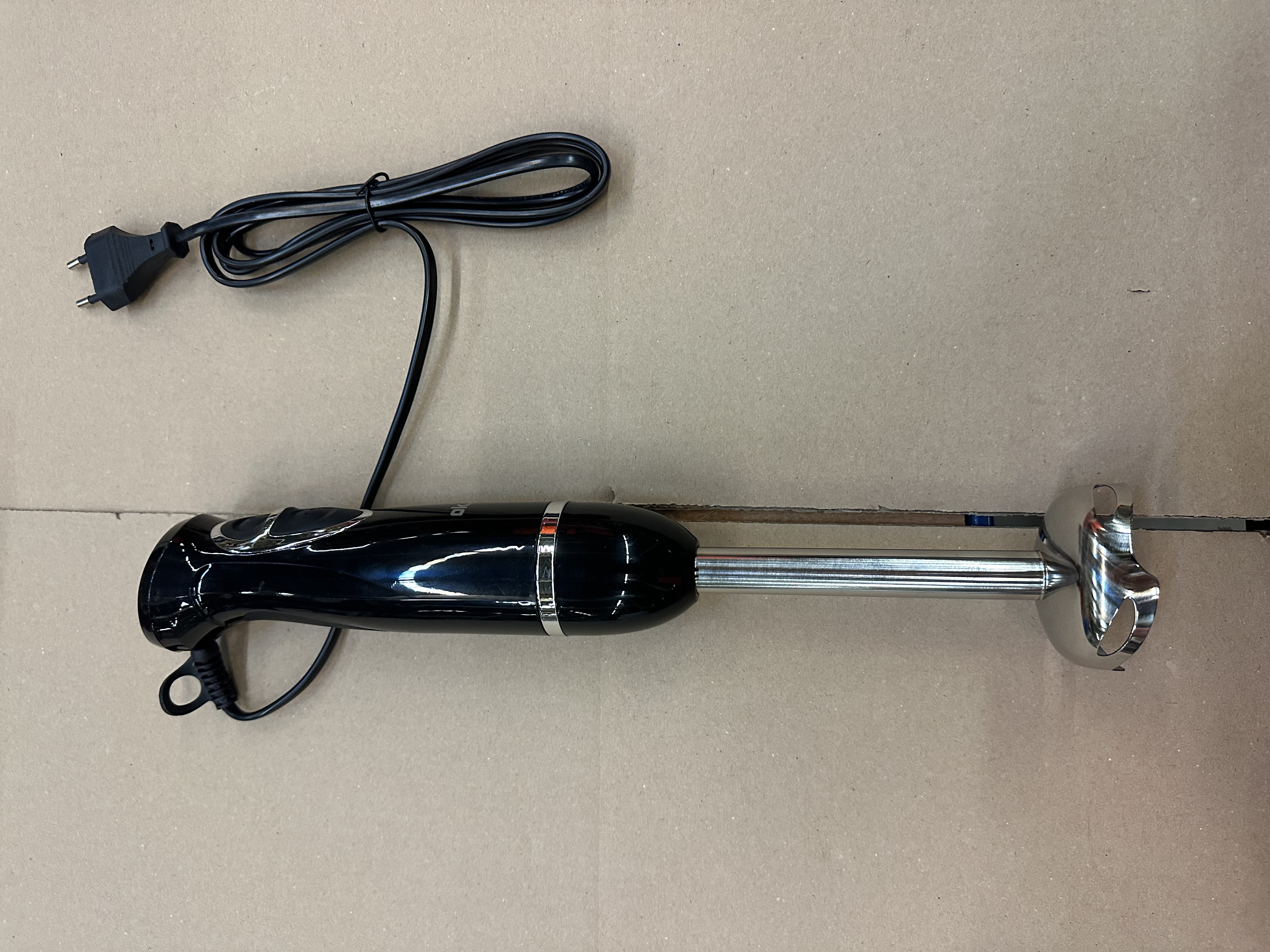 Otwarta czarna walizka podróżna z konsolą Switch, kontrolerami i akcesoriami w środku.