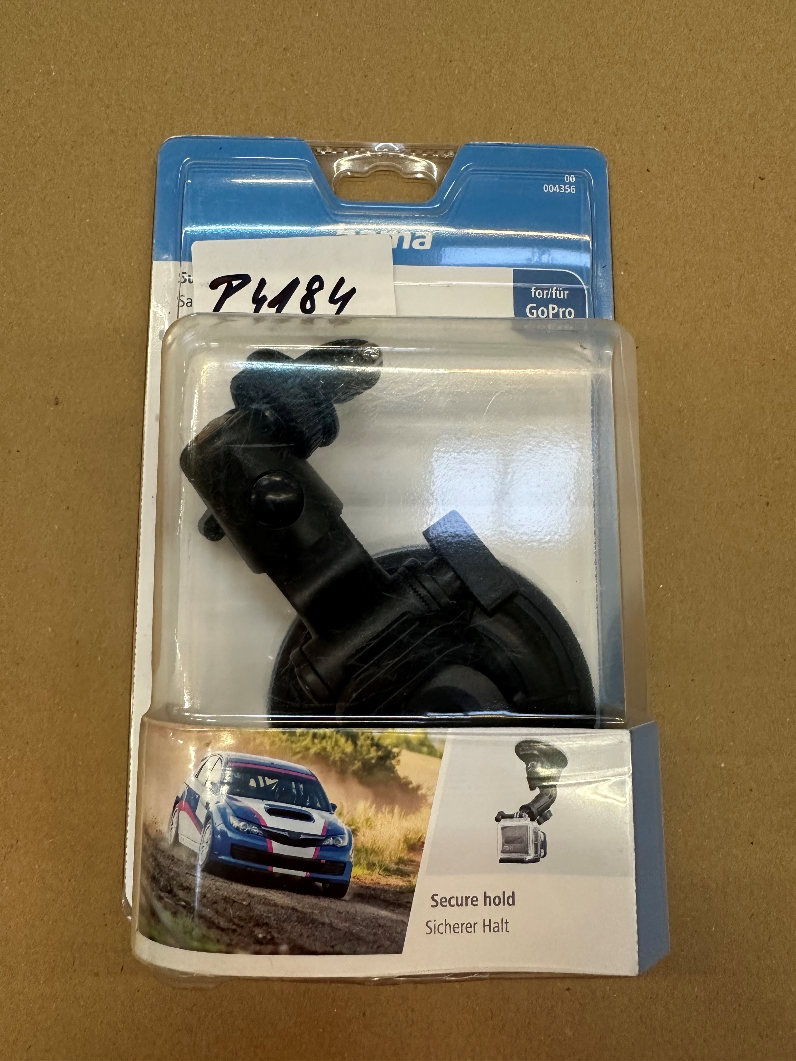 Uchwyt samochodowy do kamery GoPro w opakowaniu. Czarny uchwyt, przezroczysty plastik.