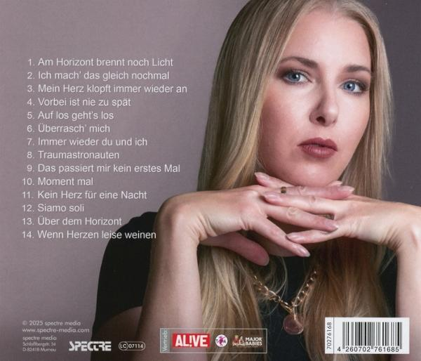 Die Rückseite eines Albumcovers mit einer Frau und Songtiteln. Das Album trägt den Titel 'Alive'.