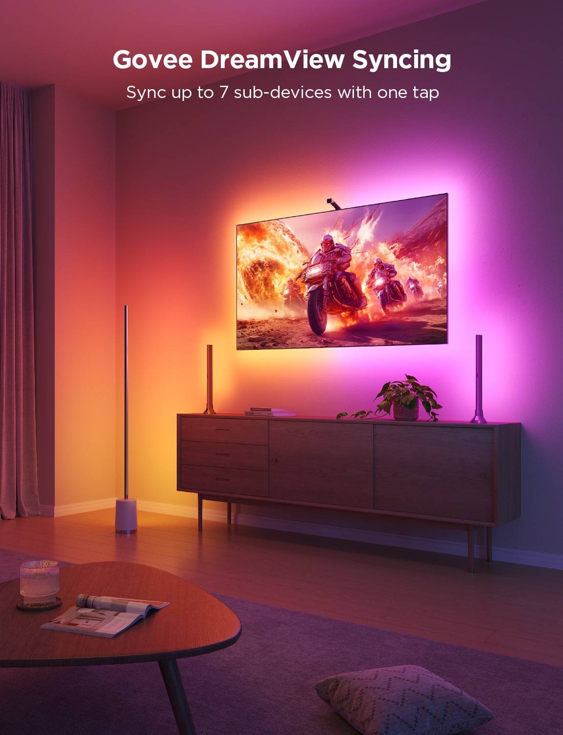 TV ve Govee DreamView aydınlatmalı oturma odası. TV'nin arkasında ve iki zemin lambası.