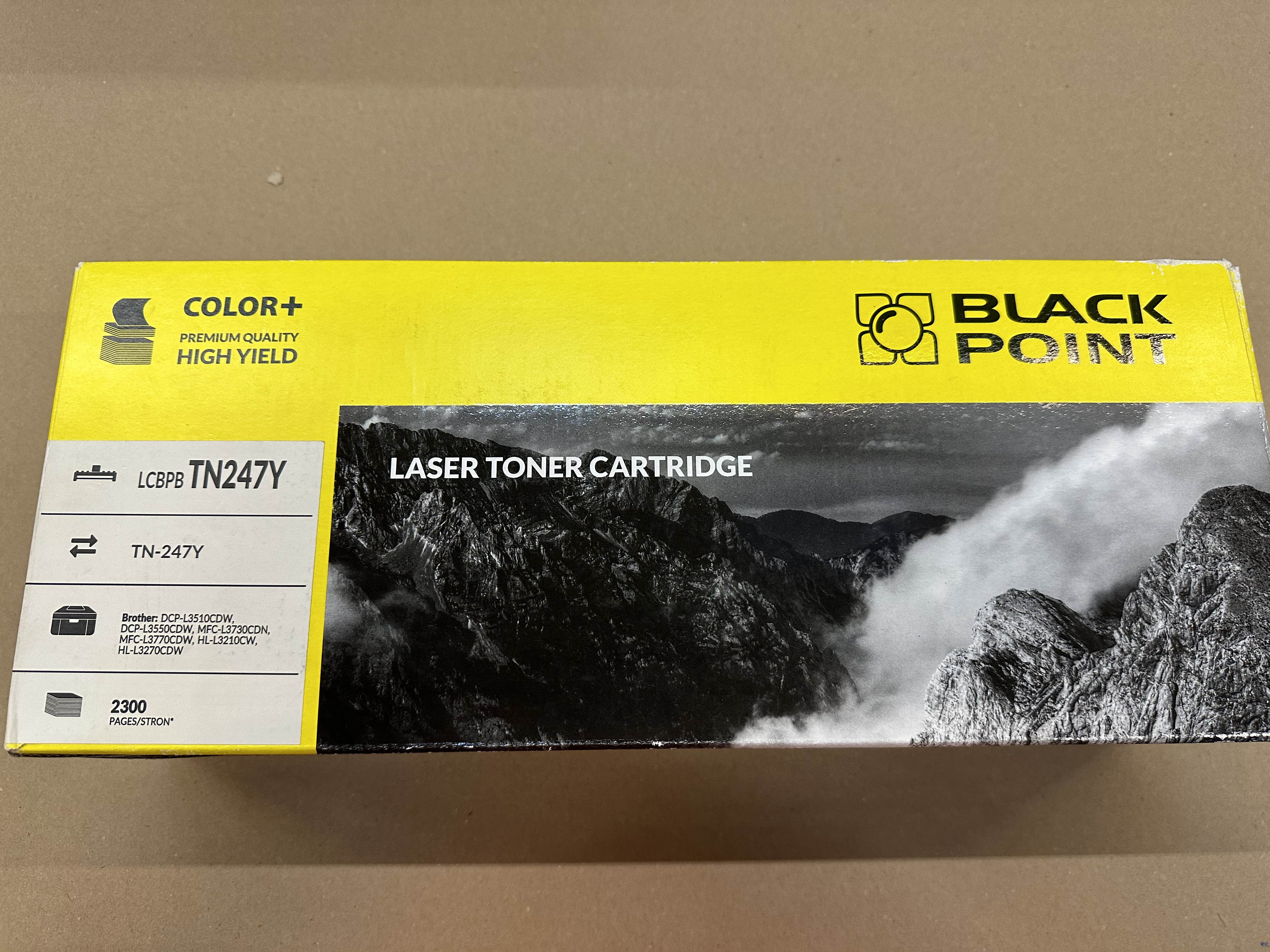 Pudełko z czarnym tonerem z górami.