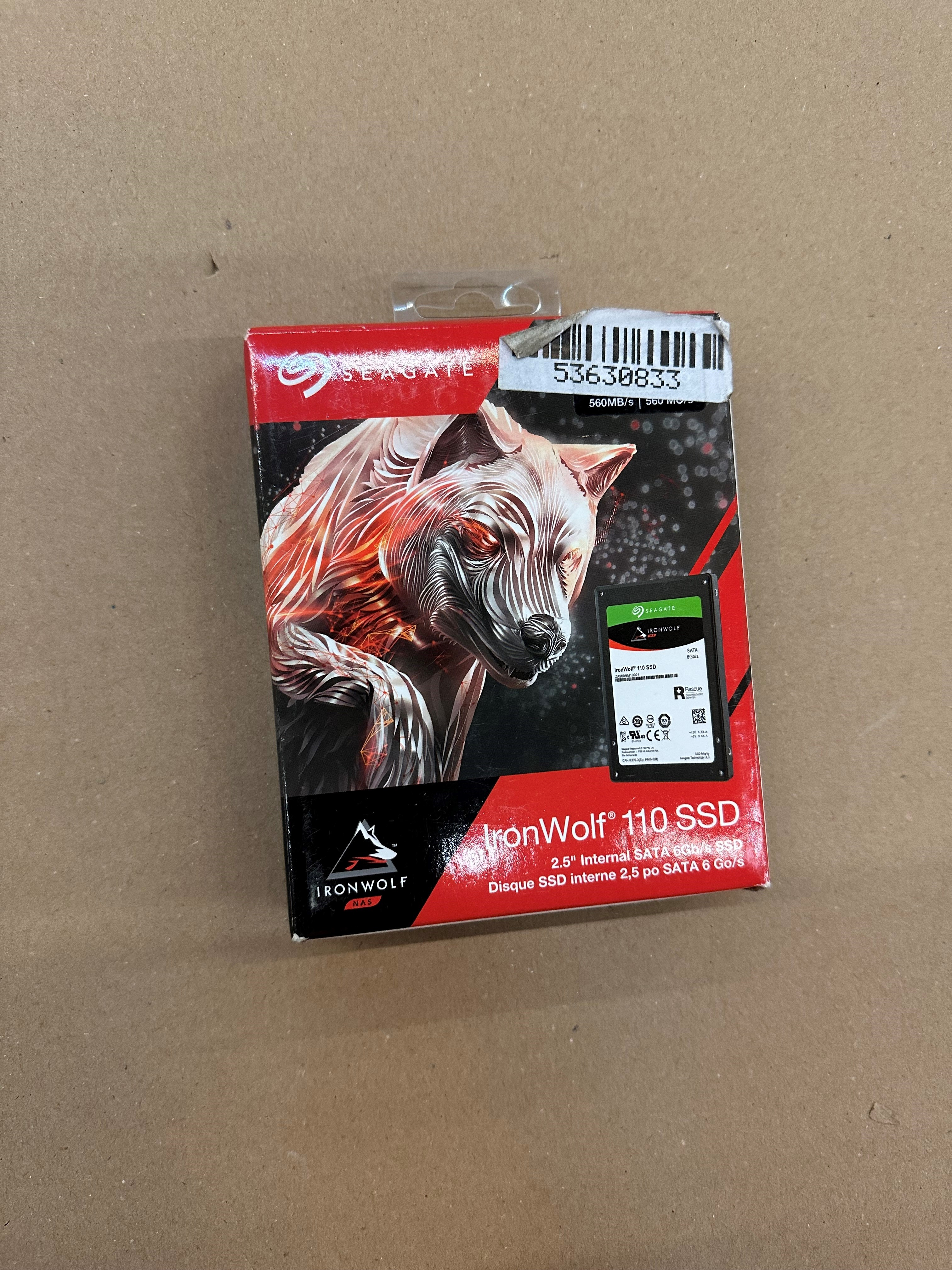 Widok z boku laptopa: porty USB-C, HDMI, USB i gniazdo słuchawkowe. Srebrny kolor.