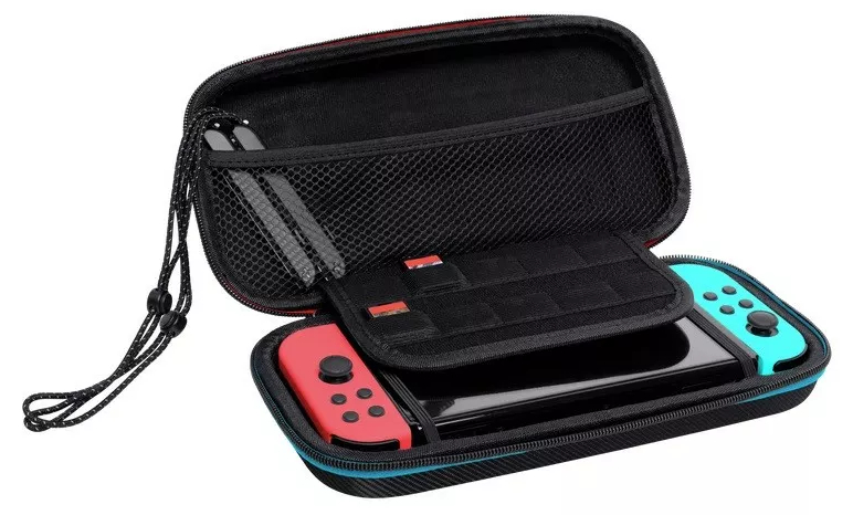 Otwarta czarna walizka z Nintendo Switch i akcesoriami w środku.