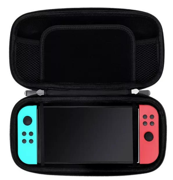 Otwarta czarna walizka z Nintendo Switch i kontrolerami w środku.