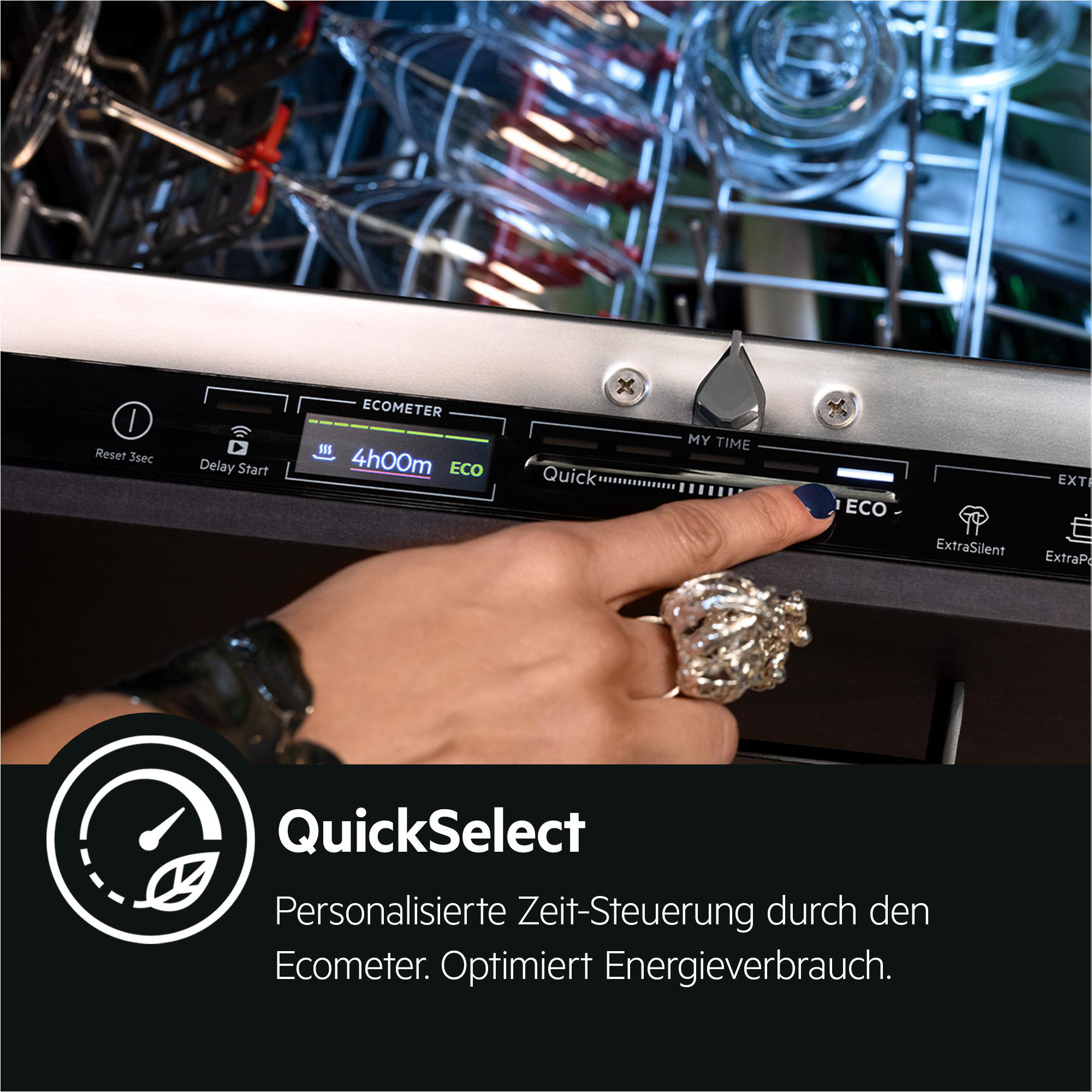 Hand einer Frau, die die Einstellungen des Geschirrspülers anpasst. Text 'QuickSelect' und 'Eco'. Das Display sichtbar.
