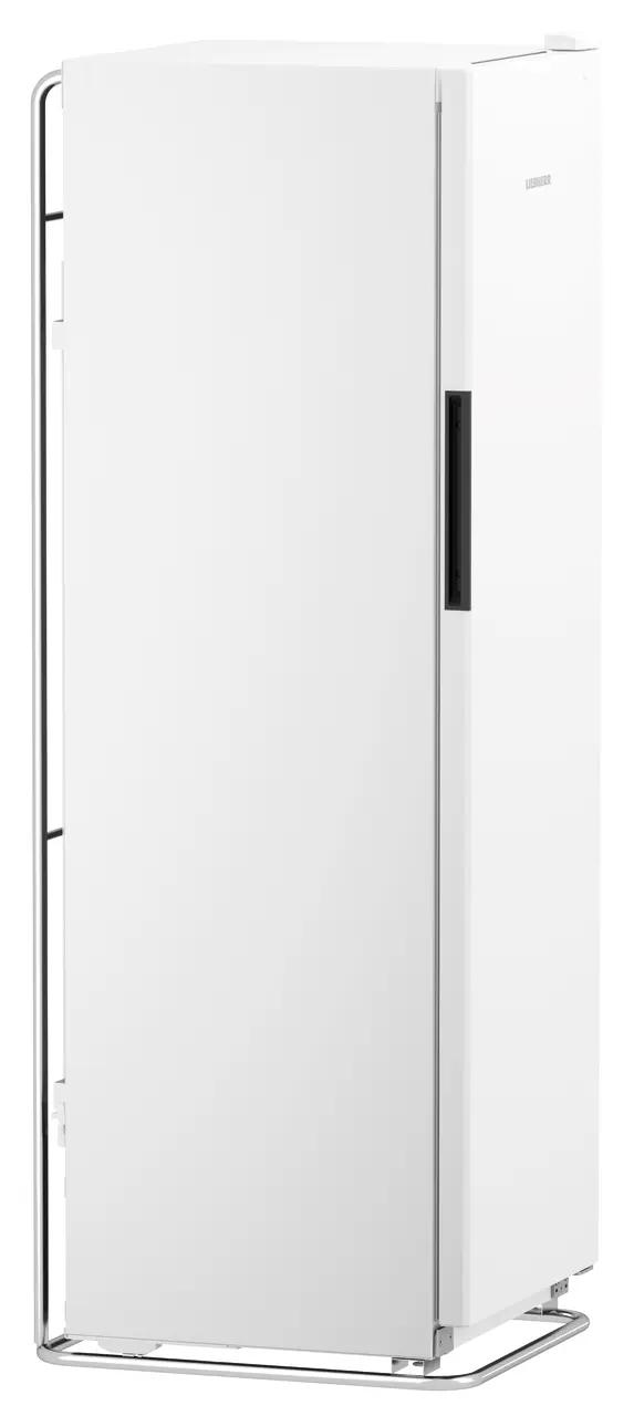 Ein hoher, weißer Kühlschrank mit schwarzem Griff, vor weißem Hintergrund. Die Kühlschranktür ist geschlossen.