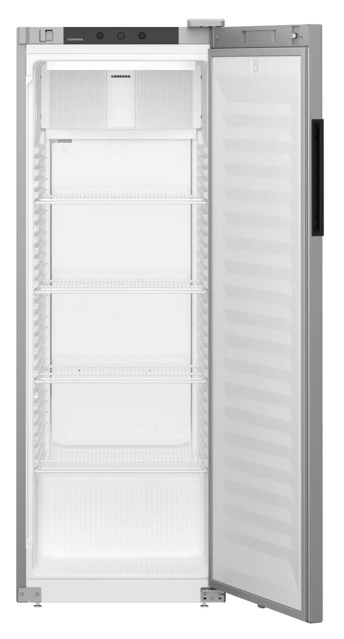 Geöffneter silberner Kühlschrank mit Regalen. Die Tür ist rechts.