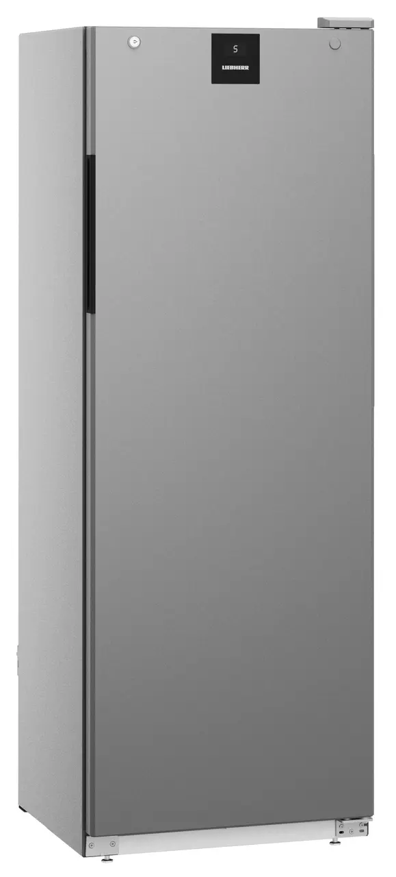 Ein hoher, silberner Liebherr-Kühlschrank mit Digitalanzeige.