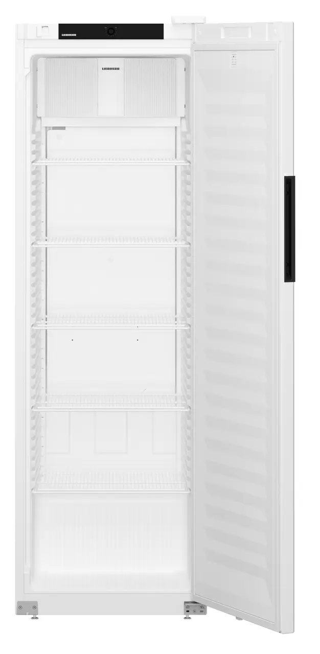 Ein weißer Kühlschrank mit geöffneter Tür, der Regale und einen geräumigen Innenraum freigibt. Schwarzer Griff an der Tür.