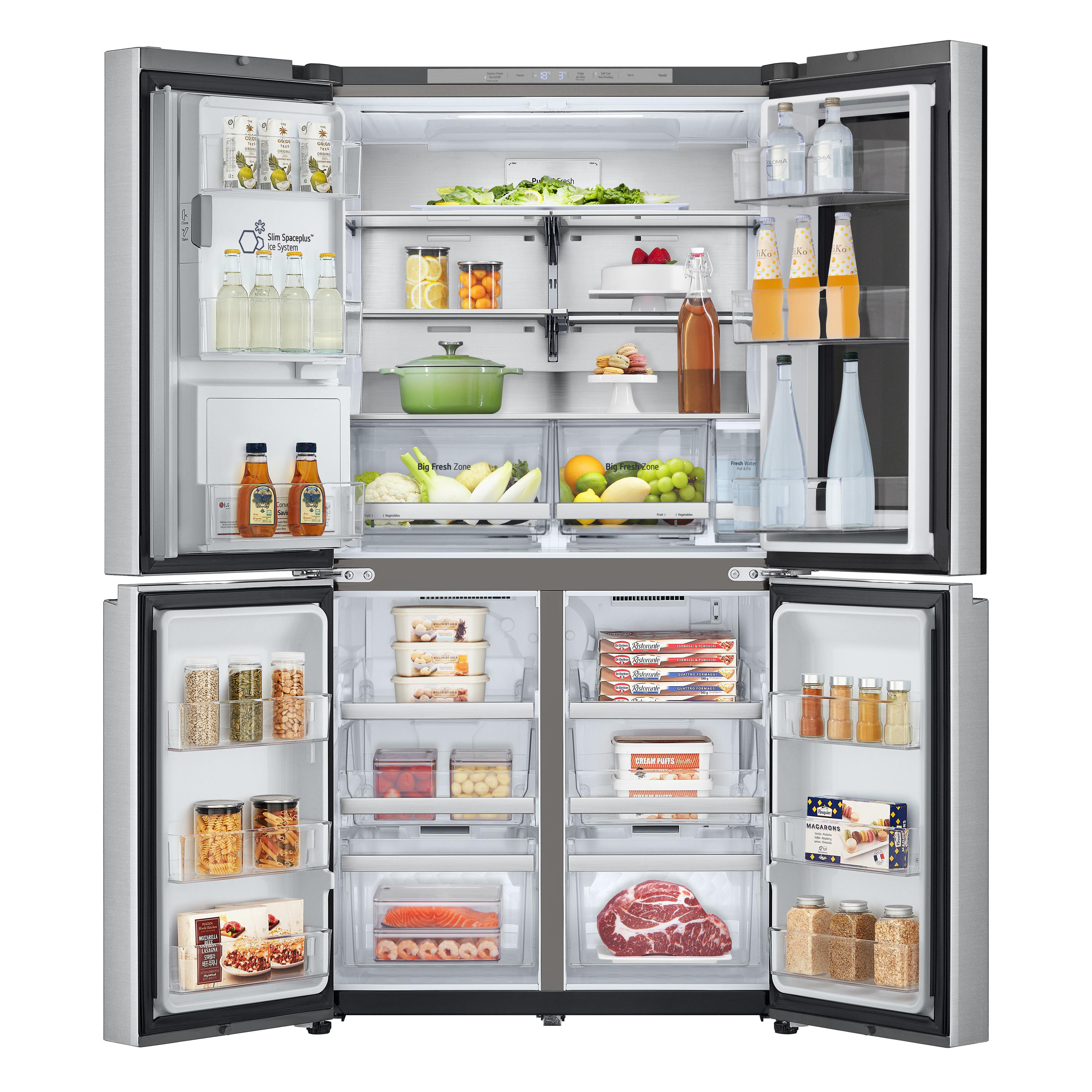 Ein Kühlschrank mit geöffneten Türen, der Regale mit Lebensmitteln, Flaschen und Behältern zeigt.