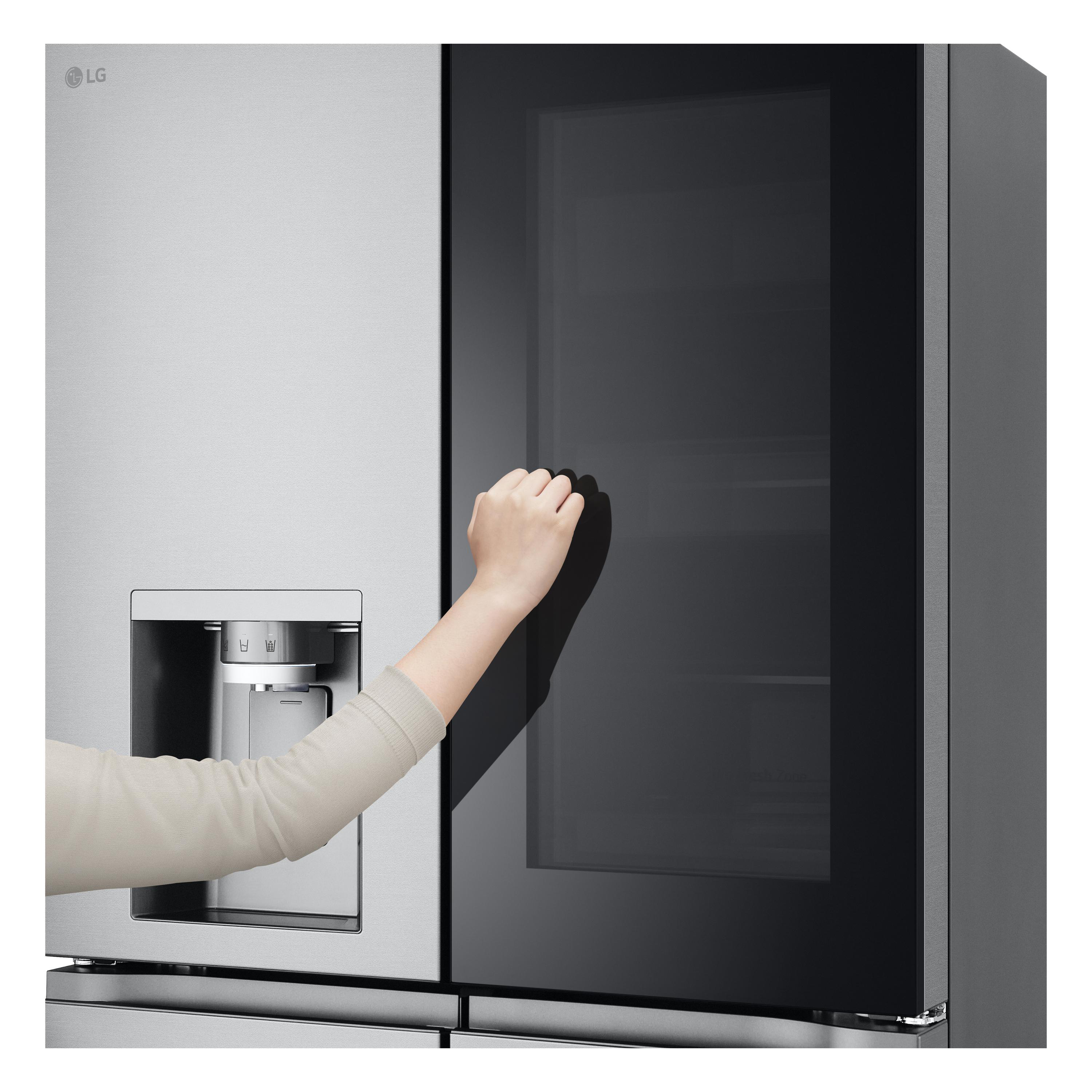 Eine Hand öffnet eine Kühlschranktür mit dunkler Glasscheibe und Wasserspender.