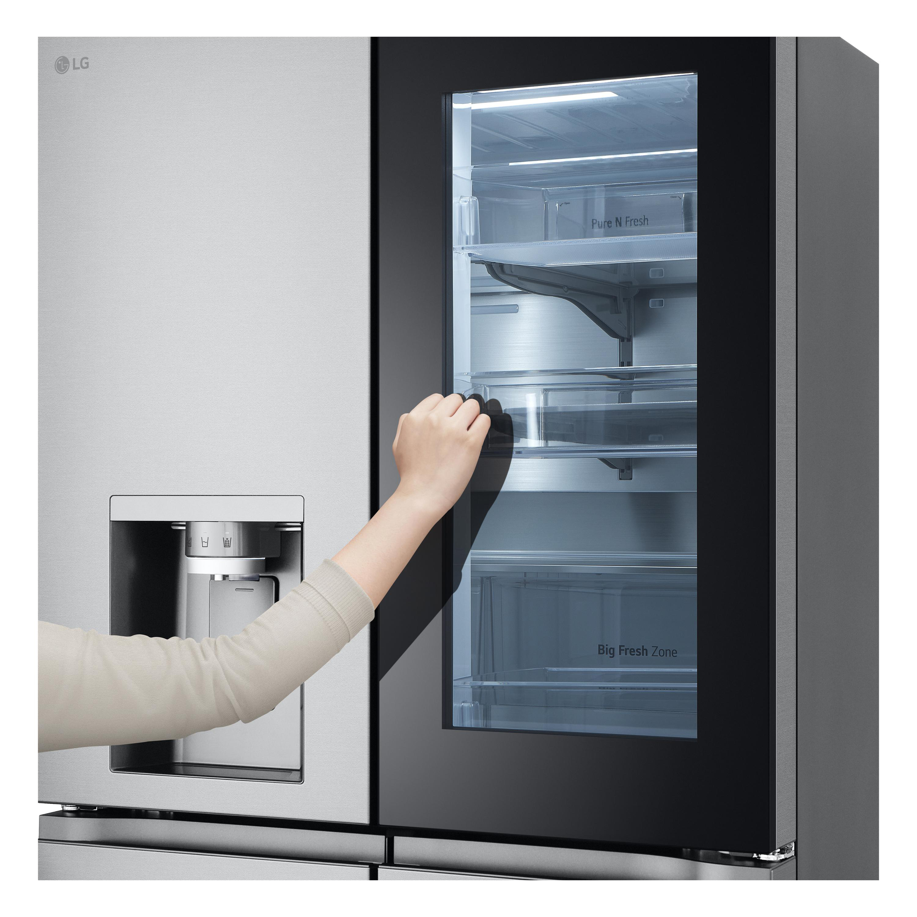Eine Hand öffnet eine Kühlschranktür. Im Inneren befinden sich Regale mit Gegenständen. Der Kühlschrank ist aus Edelstahl.