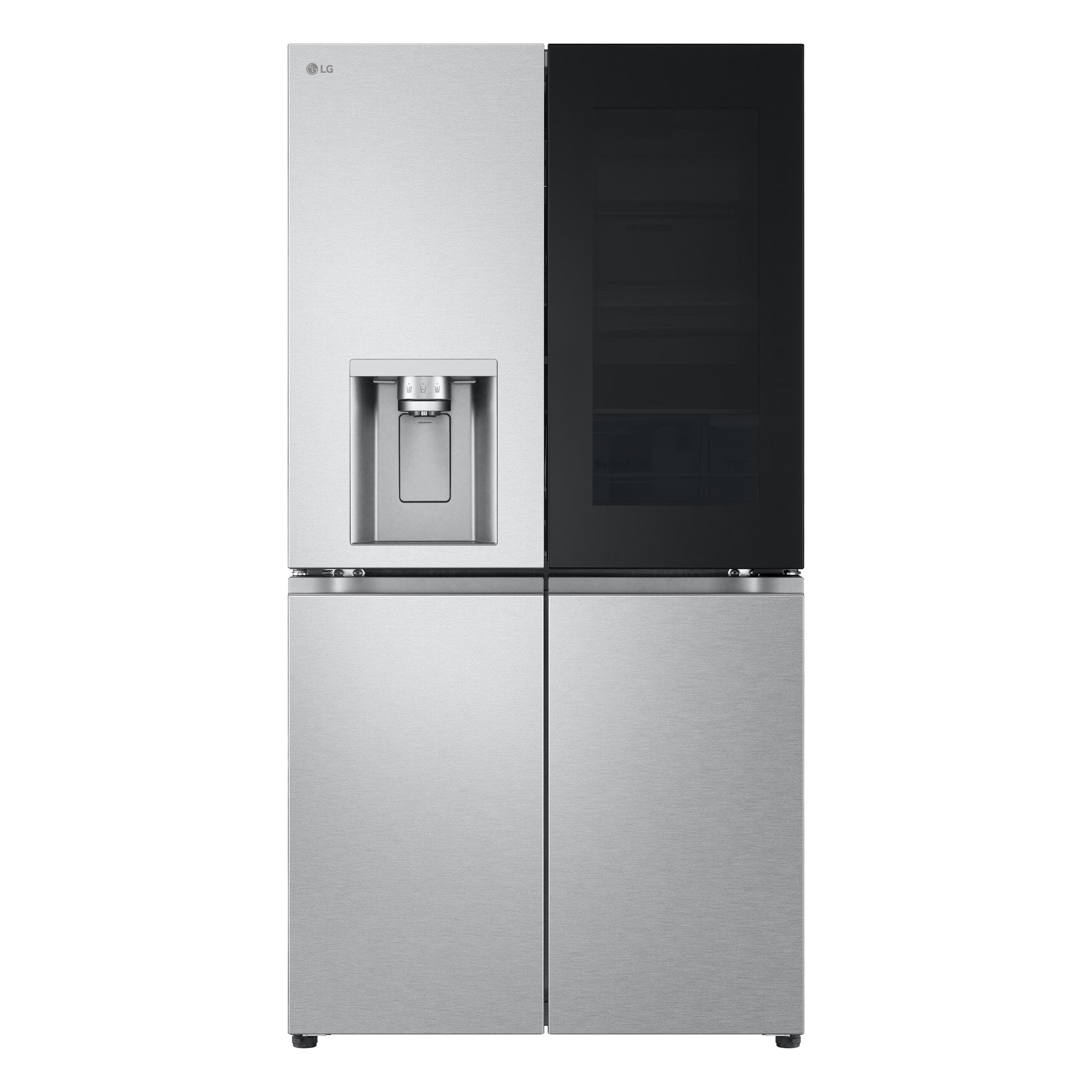 Kühlschrank aus Edelstahl mit vier Türen. Zwei Türen sind silbern, zwei schwarz, weißer Hintergrund.