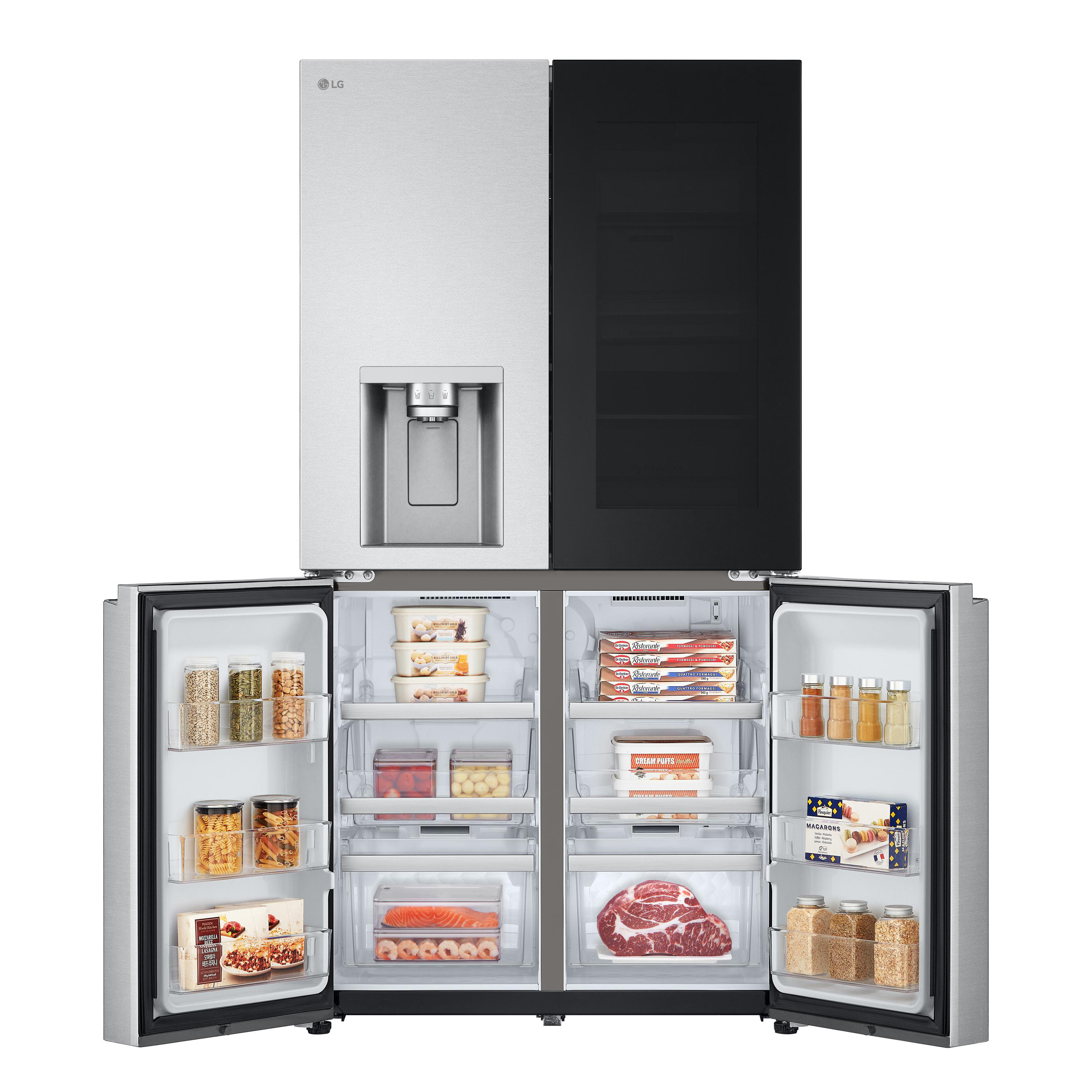 Ein Kühlschrank aus Edelstahl mit offenen Türen, die Regale voller Essen und Getränke zeigen. Gut organisiert.