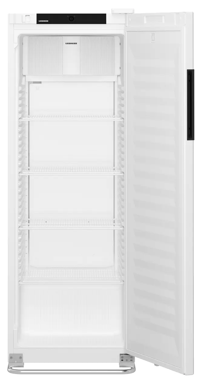 Weißer, offener Kühlschrank mit Regalen. Tür rechts.