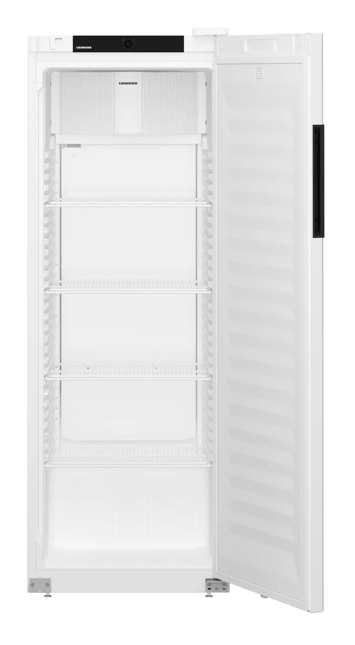 Weißer Liebherr-Gefrierschrank mit offener Tür. Innenraum mit Regalen. Schwarzes Bedienfeld oben. Tür hat schwarzen Griff.