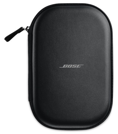 Czarny, owalny futerał z zamkiem błyskawicznym. Logo BOSE jest umieszczone na środku futerału.