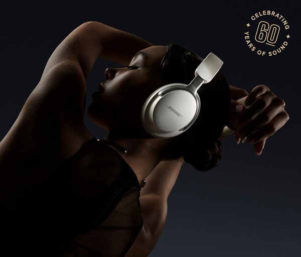 Kobieta ze słuchawkami, marka Bose. Ciemne tło. Świętowanie 60 lat dźwięku.