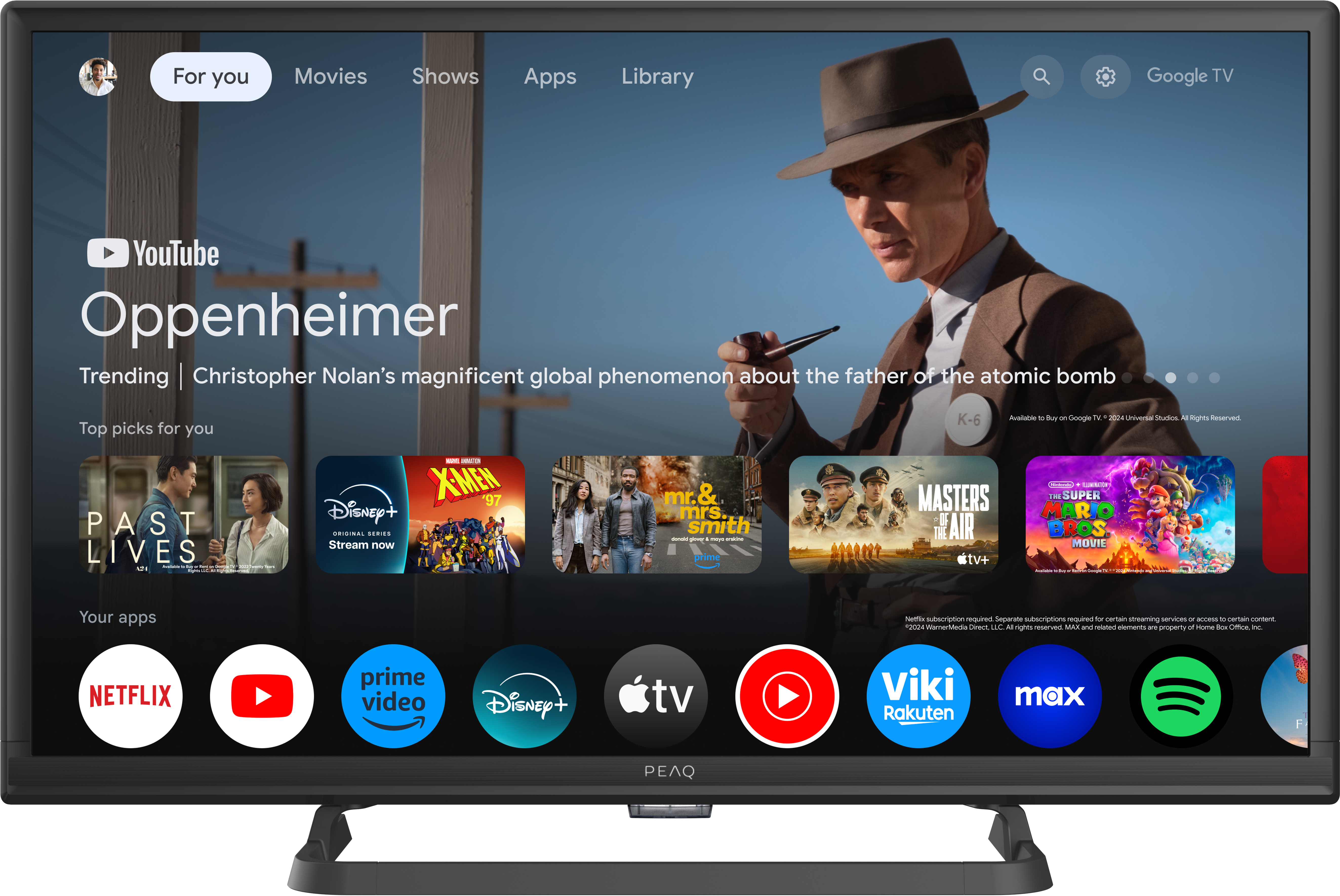 Ein Fernsehbildschirm mit der Google TV-Oberfläche, mit Apps und Inhalten. Ein Mann mit Hut ist zu sehen.