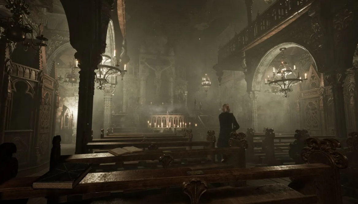 Innenraum einer Kirche mit Kirchenbänken, Kerzen und einer Figur in der Mitte.