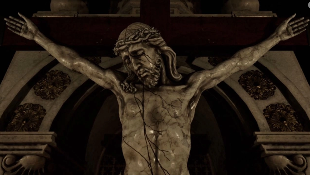 Eine Statue von Jesus am Kreuz aus weißem Marmor. Er hat eine Dornenkrone.