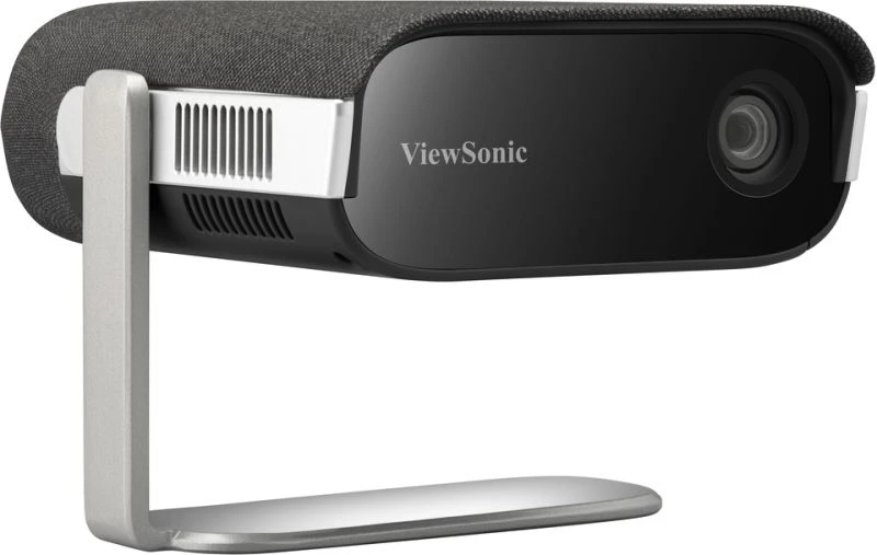 Egy fekete-szürke ViewSonic projektor. Egy ezüst állványon van, és szövet teteje van.