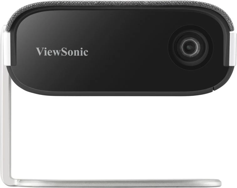 Fekete ViewSonic projektor ezüst állvánnyal. A projektor lencsével és a ViewSonic logóval rendelkezik.
