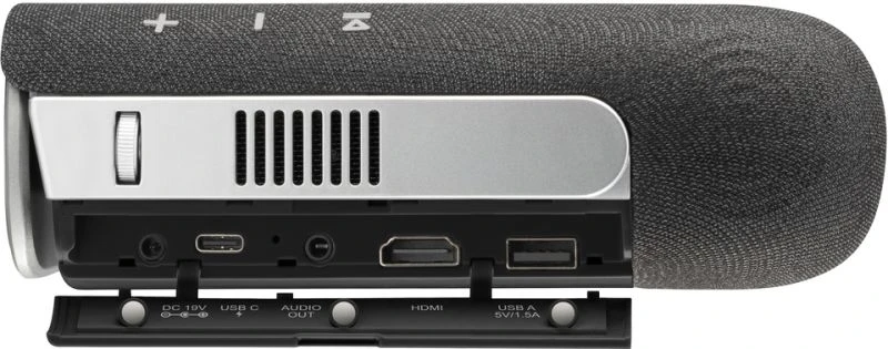 Fekete soundbar csatlakozókkal: DC, USB, HDMI. A tetején gombok vannak.