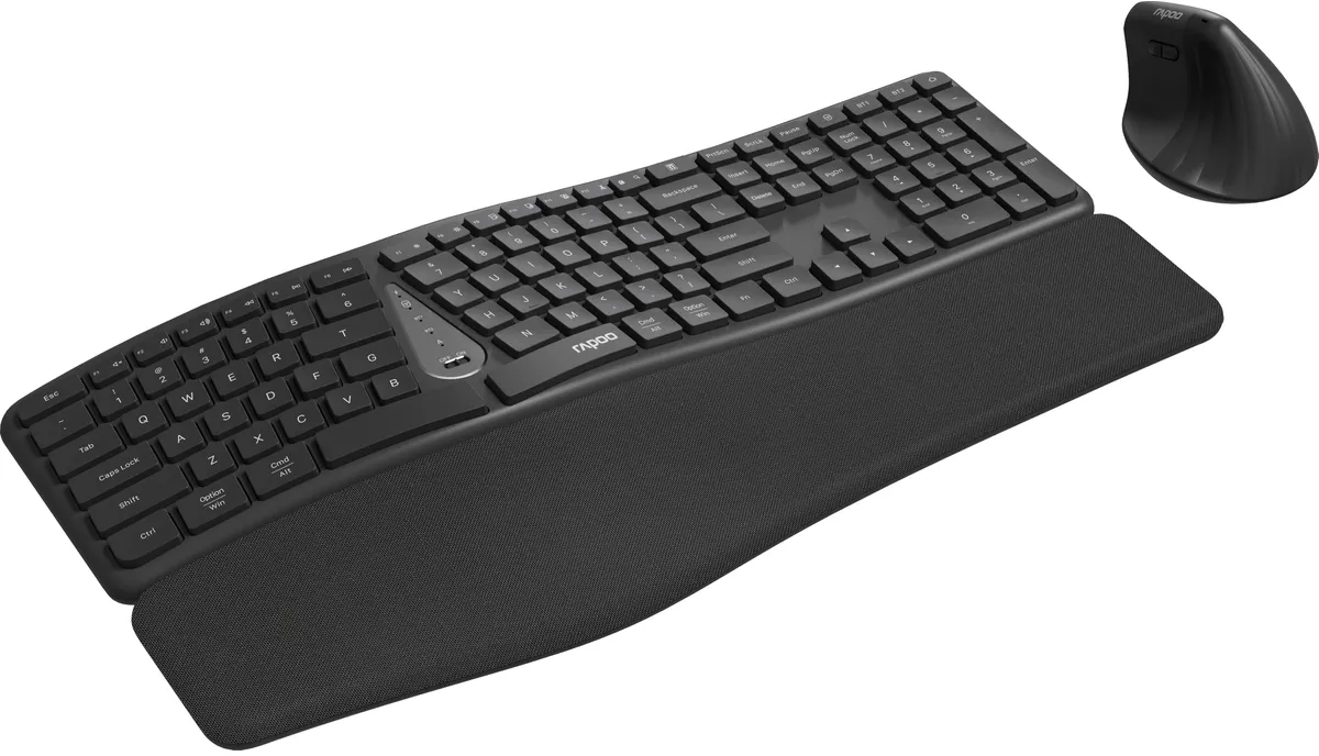 Clavier noir avec repose-poignets. Design ergonomique. Souris noire à droite.