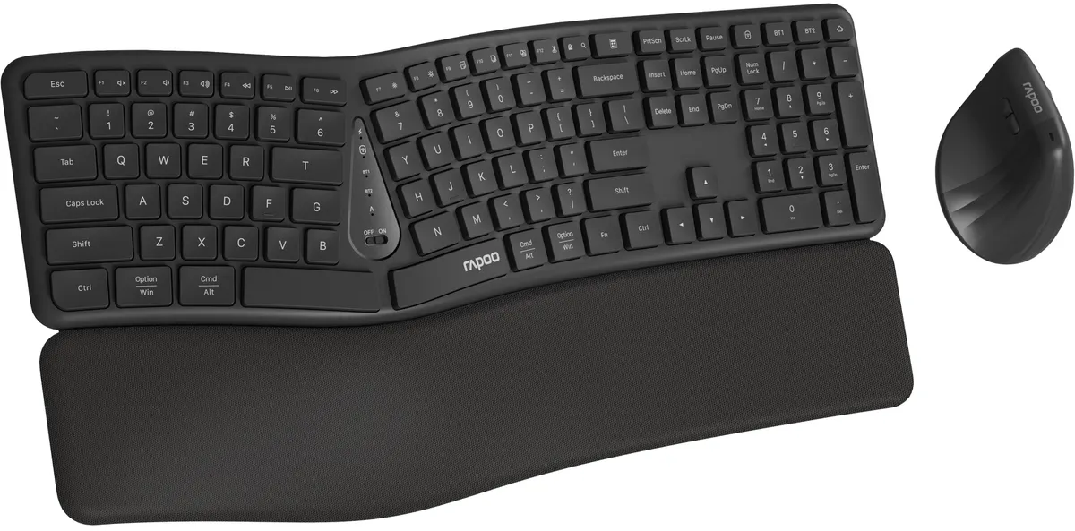 Clavier incurvé noir avec repose-poignets et souris noire. Fond blanc.
